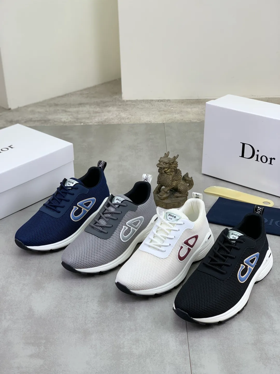 Men's Men's Shoes 💰P420 New Dior Chrono Fly Knit Shoes 2025 New B30 Series, in white and black fly knit series. Both sides are decorated with computer-printed CD logo, star patch on the tongue and Dior logo on the heel. Many details highlight the style. The interior is matched with the original color matching mesh, and the interior of the body is supported by low-temperature shaping sheets, and is filled with light feather cotton to keep the interior full and soft against the feet. The exclusive open-molded outsole adopts a one-piece molding process, so there is no need to worry about problems such as the opening and falling of sole decorative accessories. It is light and comfortable to wear, yet strong and wear-resistant. The two-color shoelaces are accessorized with exquisite metal five-pointed star pendants, creating a high-end, trendy and casual look at all times. Color: white black gray blue code number: 38-44